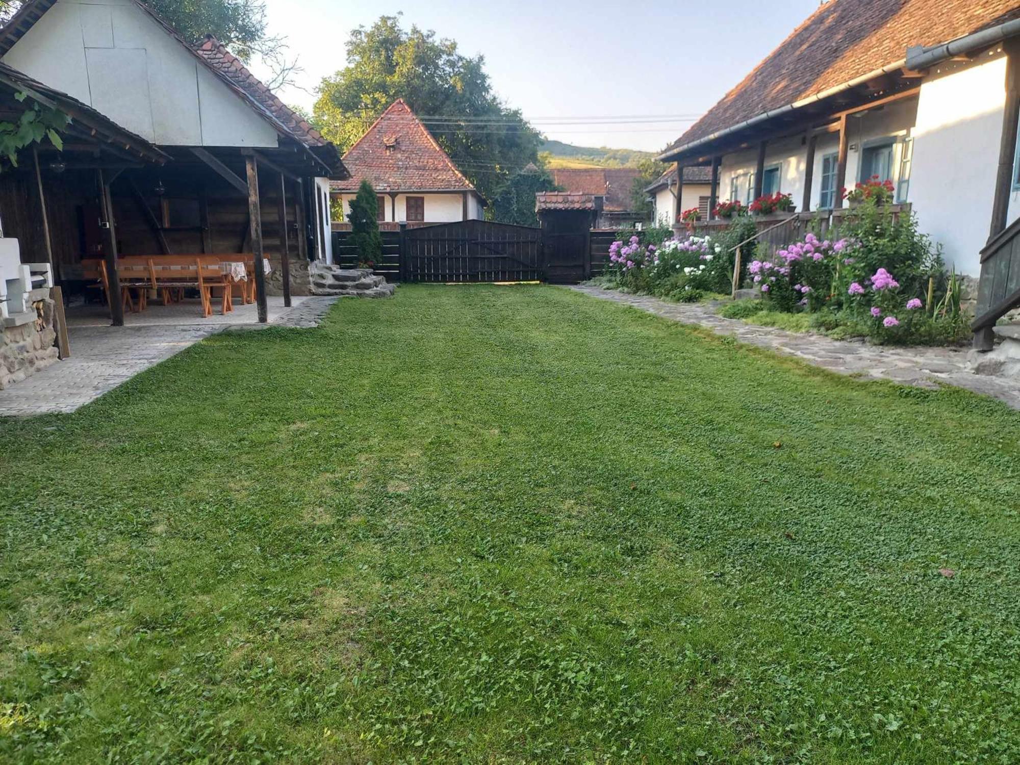 Biro Vendeghaz Hotel Sarateni Exterior foto