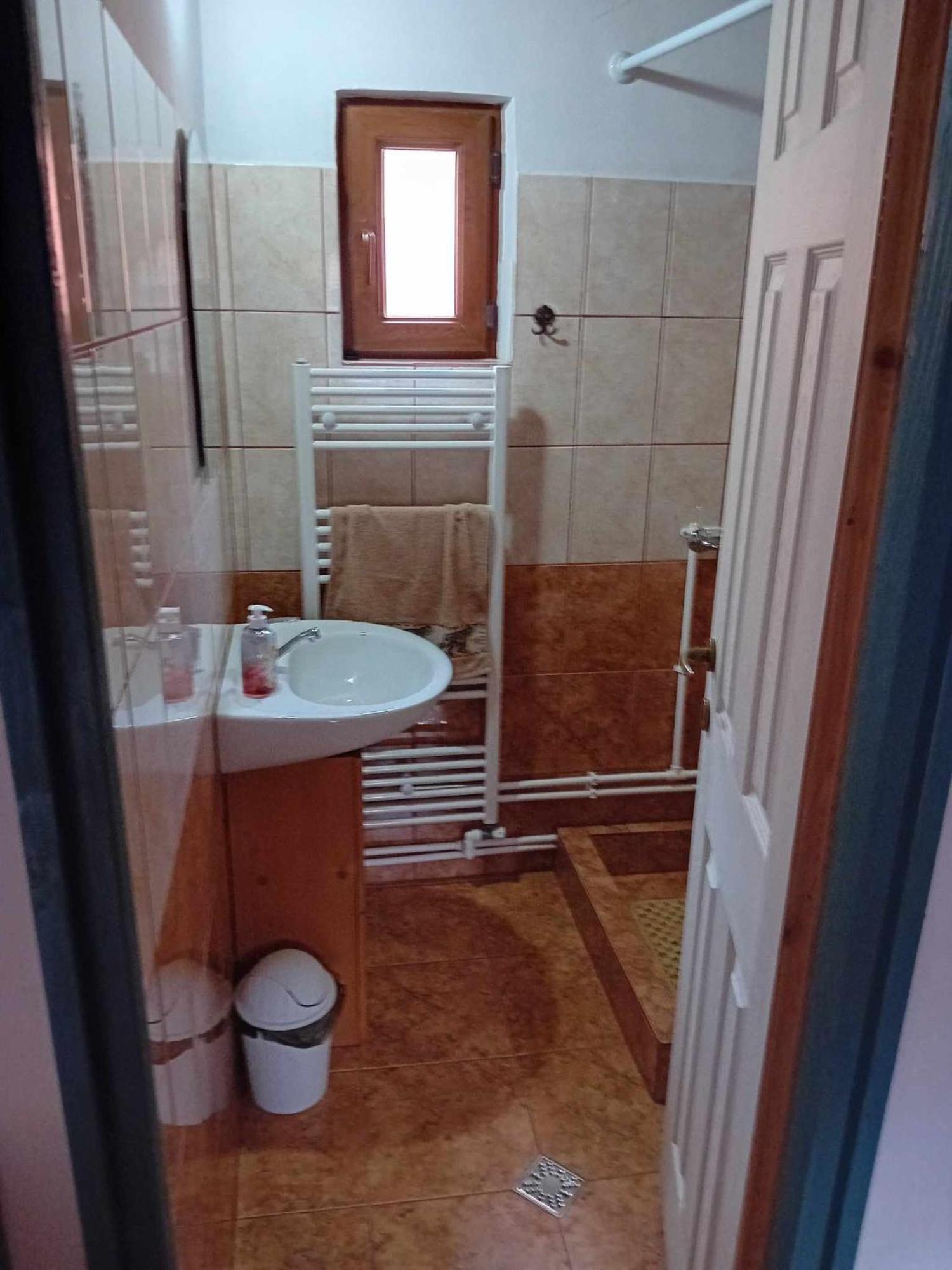 Biro Vendeghaz Hotel Sarateni Exterior foto